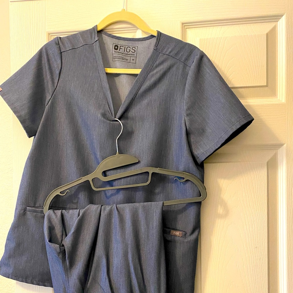 FIGS Heather Denim - Casma three pocket scrub top, Cade cargo pant- Medium
